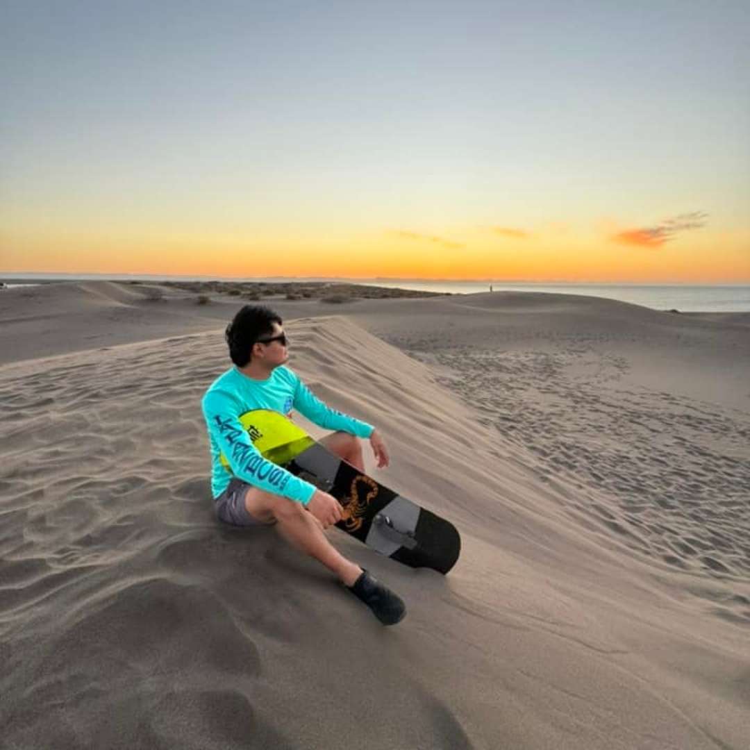 Imagen de una persona con los brazos abiertos en señal de libertad